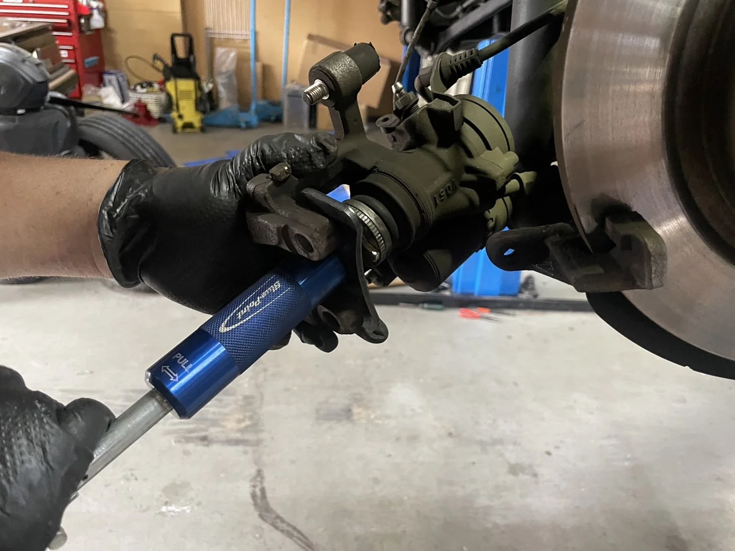 ブレーキパッドを交換する様子