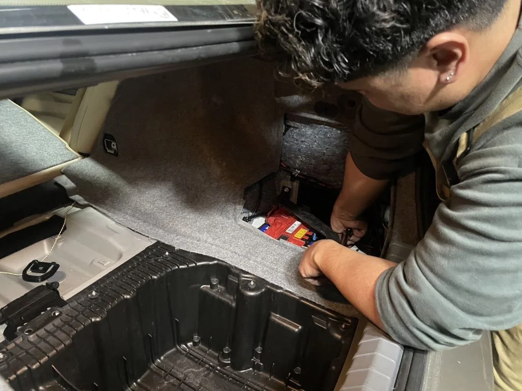 BMWのバッテリーを交換している様子