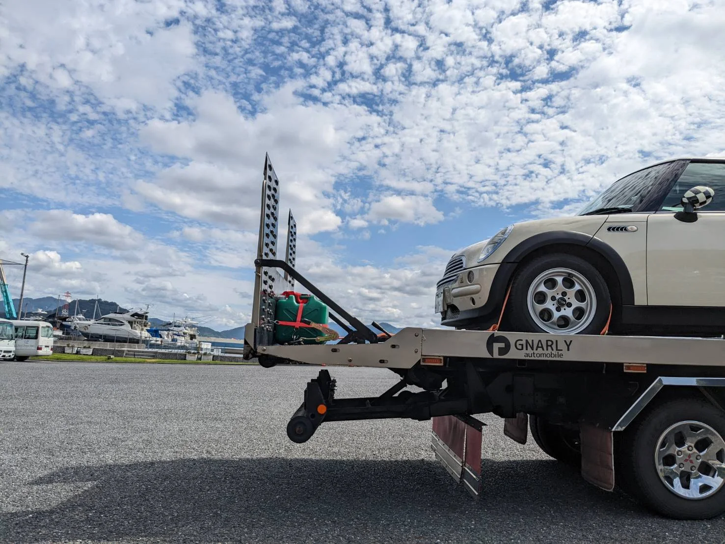 MINI車両をレッカー車（積載車）する様子