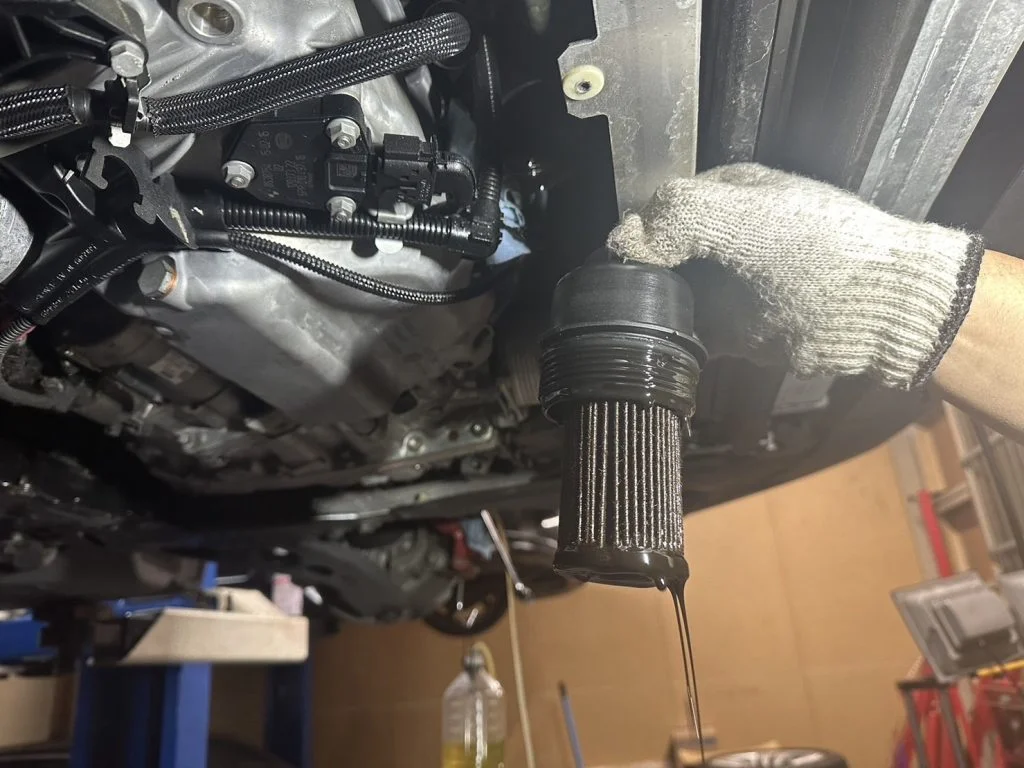 MINIにエンジンオイルを注入している様子