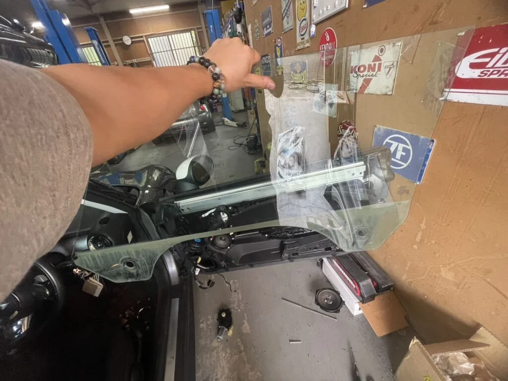 ドア内部にアクセスするためドアガラスを取り外す作業