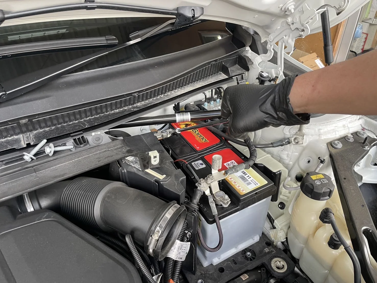 バッテリーを載せ替えている様子