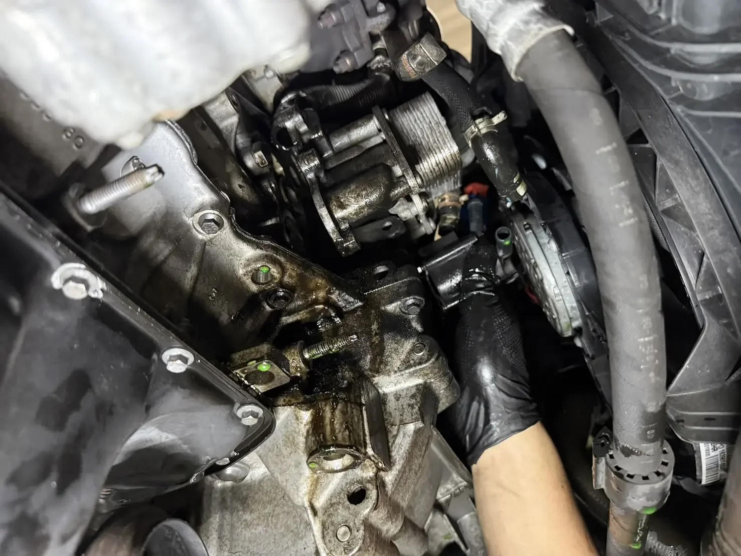 オイルフィルターハウジングからオイル漏れしているところ