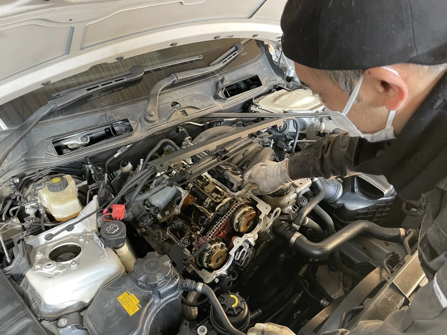 ヘッドカバーガスケットの接合面を清掃している様子