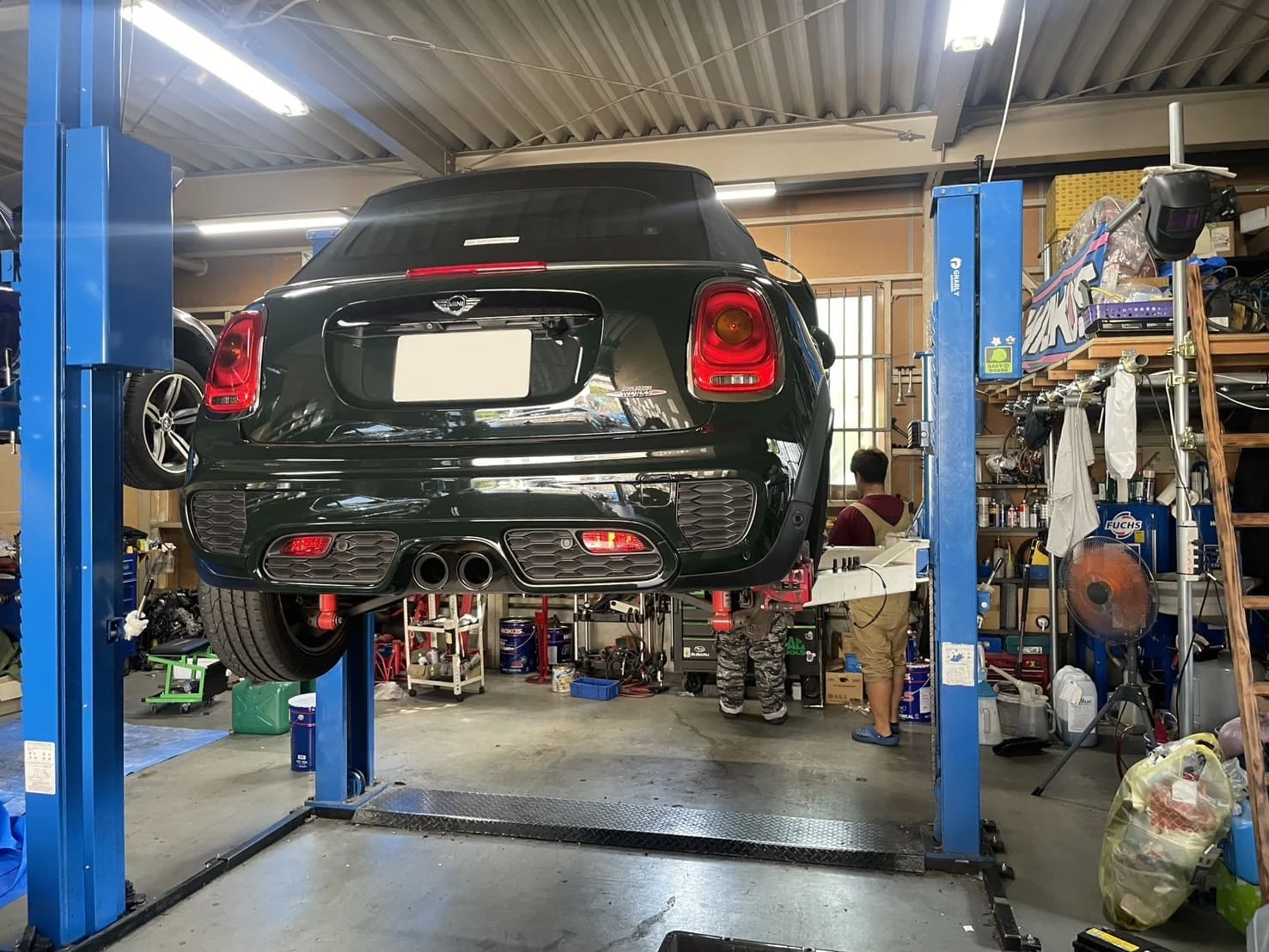 ブレーキディスクローターを交換している様子