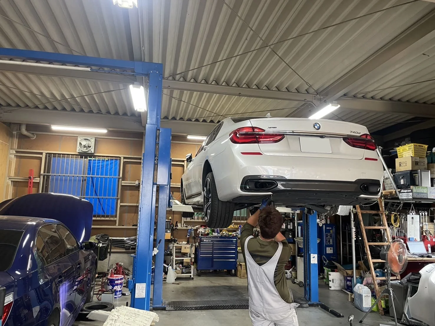 BMWのエアサス交換の様子