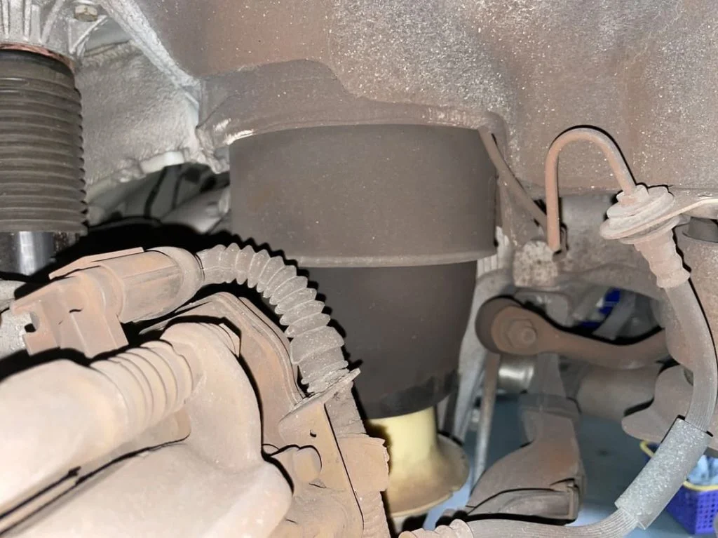 交換前の劣化しているBMWの純正部品のエアスプリング