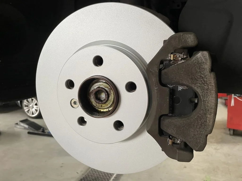 ブレーキパッドを装着したMINI