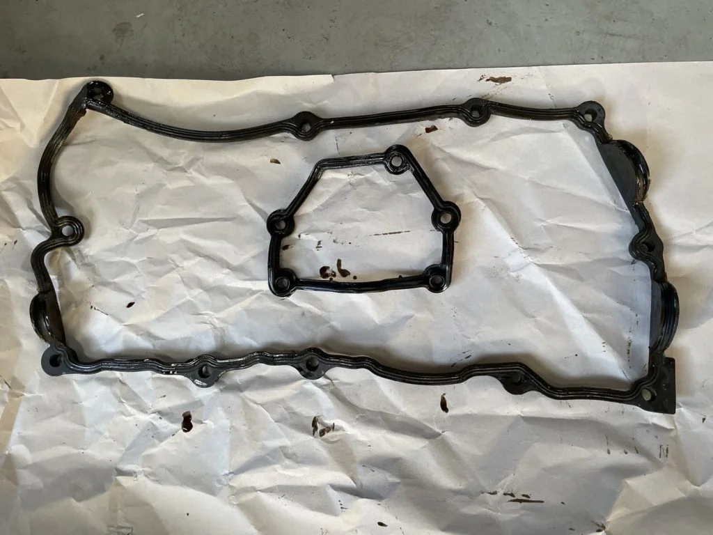 劣化したシリンダーヘッドカバーガスケット