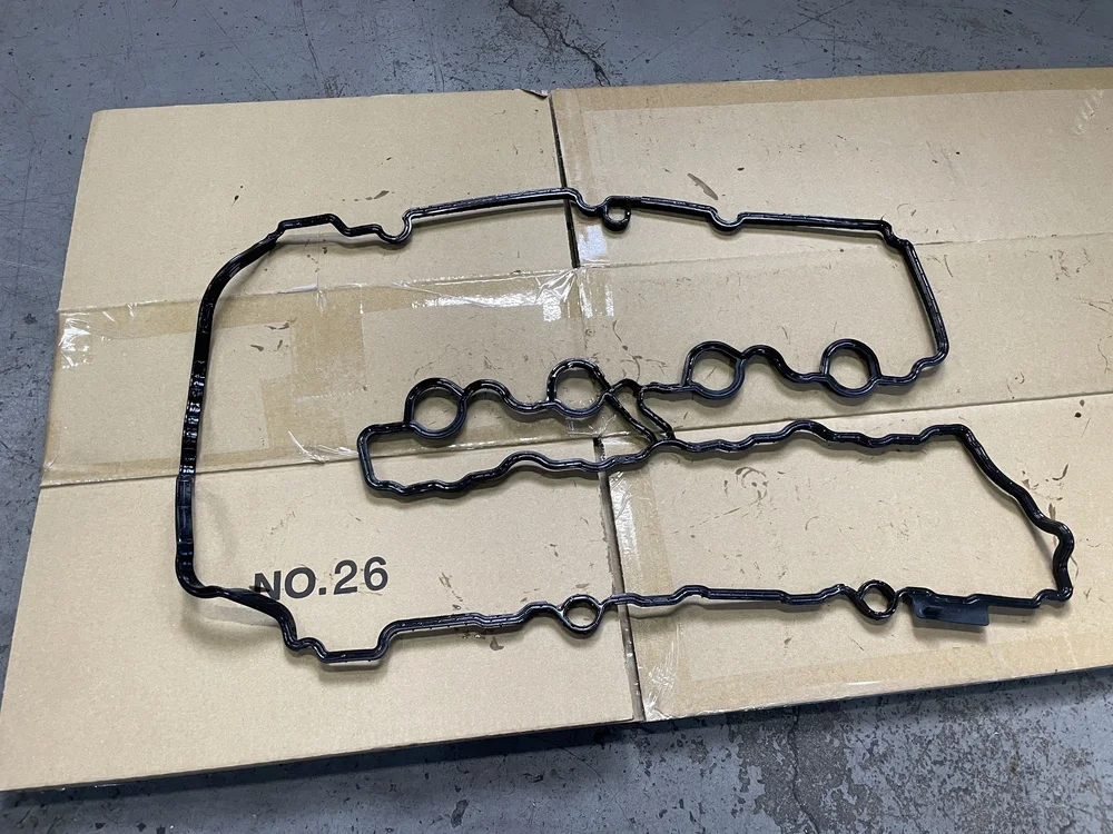 劣化したヘッドカバーガスケット