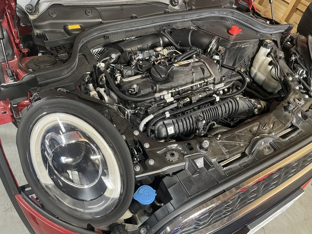 新しいヘッドカバーガスケットを取り付けたMINIのエンジン