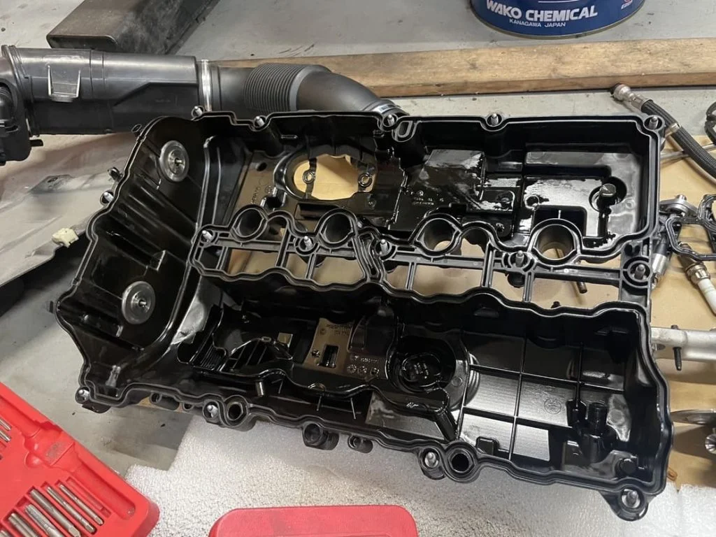 取り外したMINIのシリンダーヘッドカバー