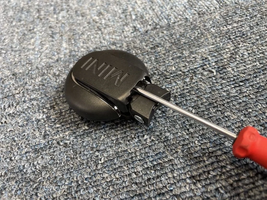 マイナスドライバーを差し込む様子