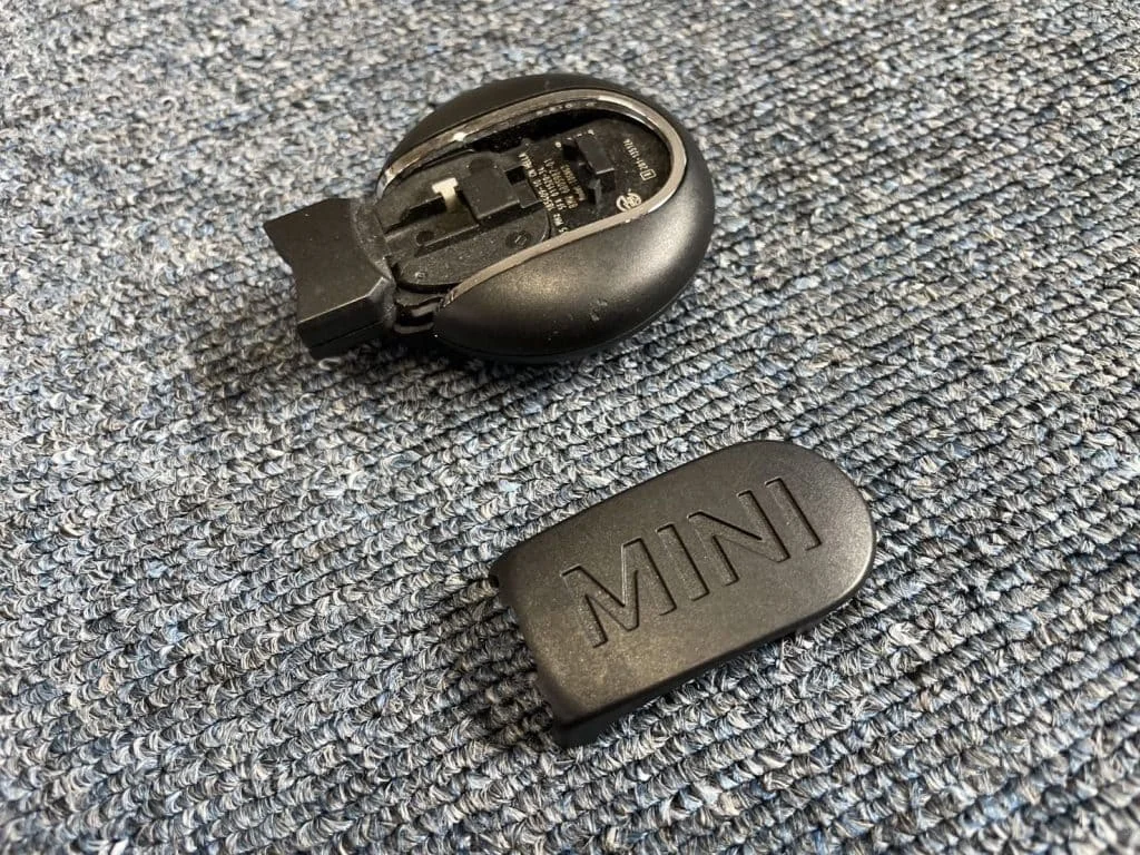 電池カバーが外れた様子