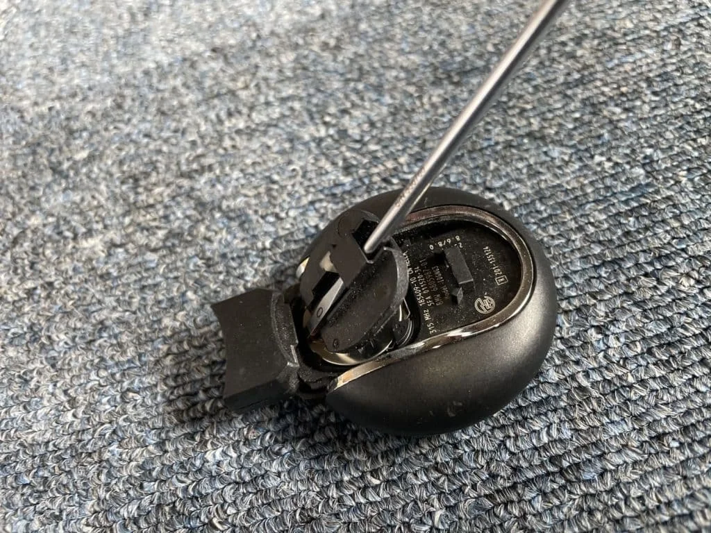 電池カバーをマイナスドライバーで持ち上げた様子