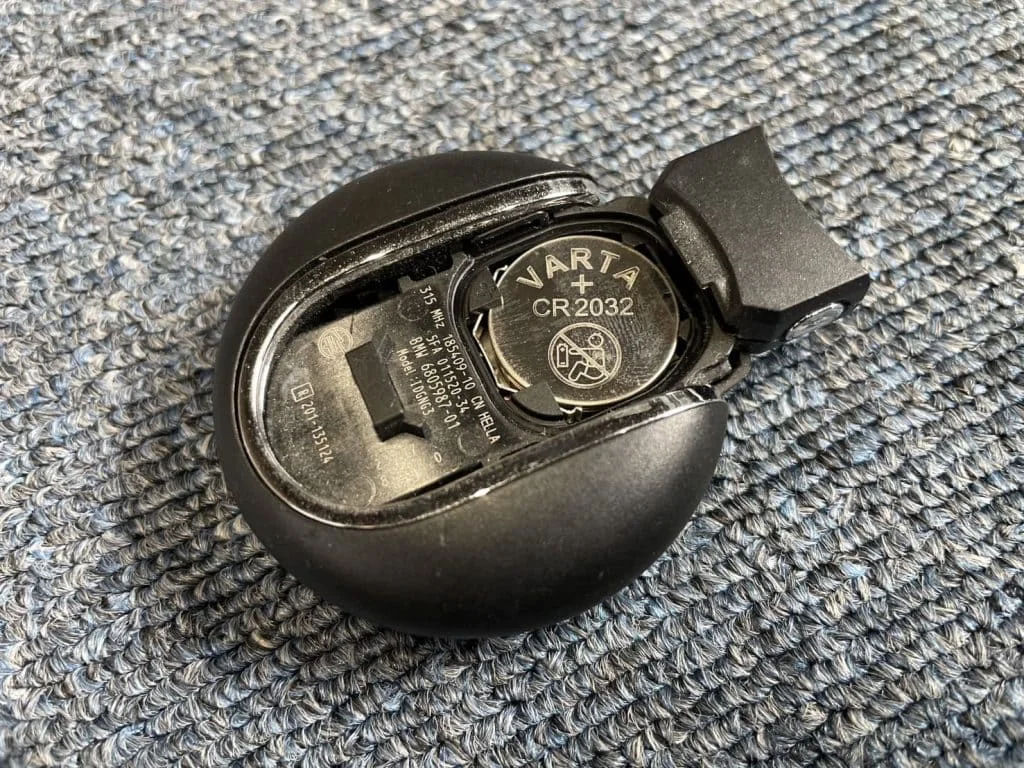 電池を交換する様子