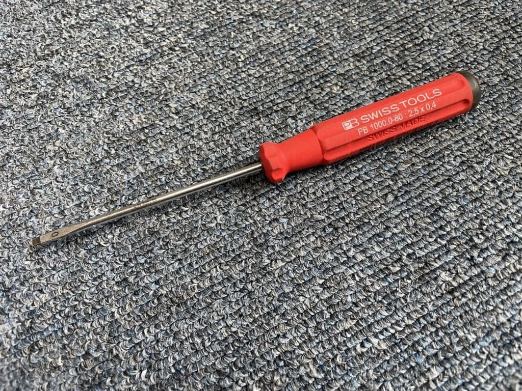 先端部の刃幅が3mm程度のマイナスドライバー