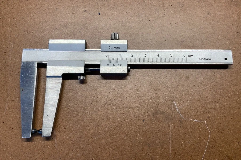 ブレーキディスクローターの厚さを計測