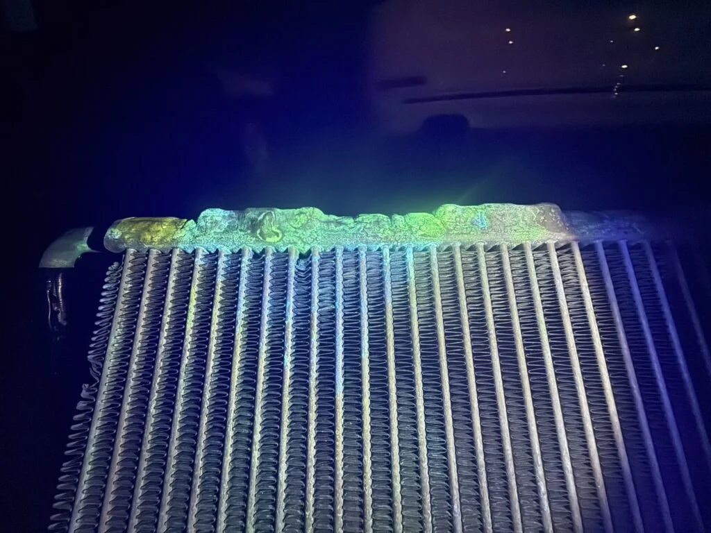 蛍光剤を使用しエバポレーターに紫外線ライトで漏れ箇所を特定する