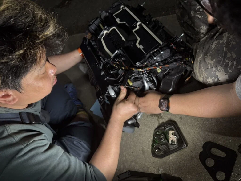 エバポレーターの取り換え作業の様子