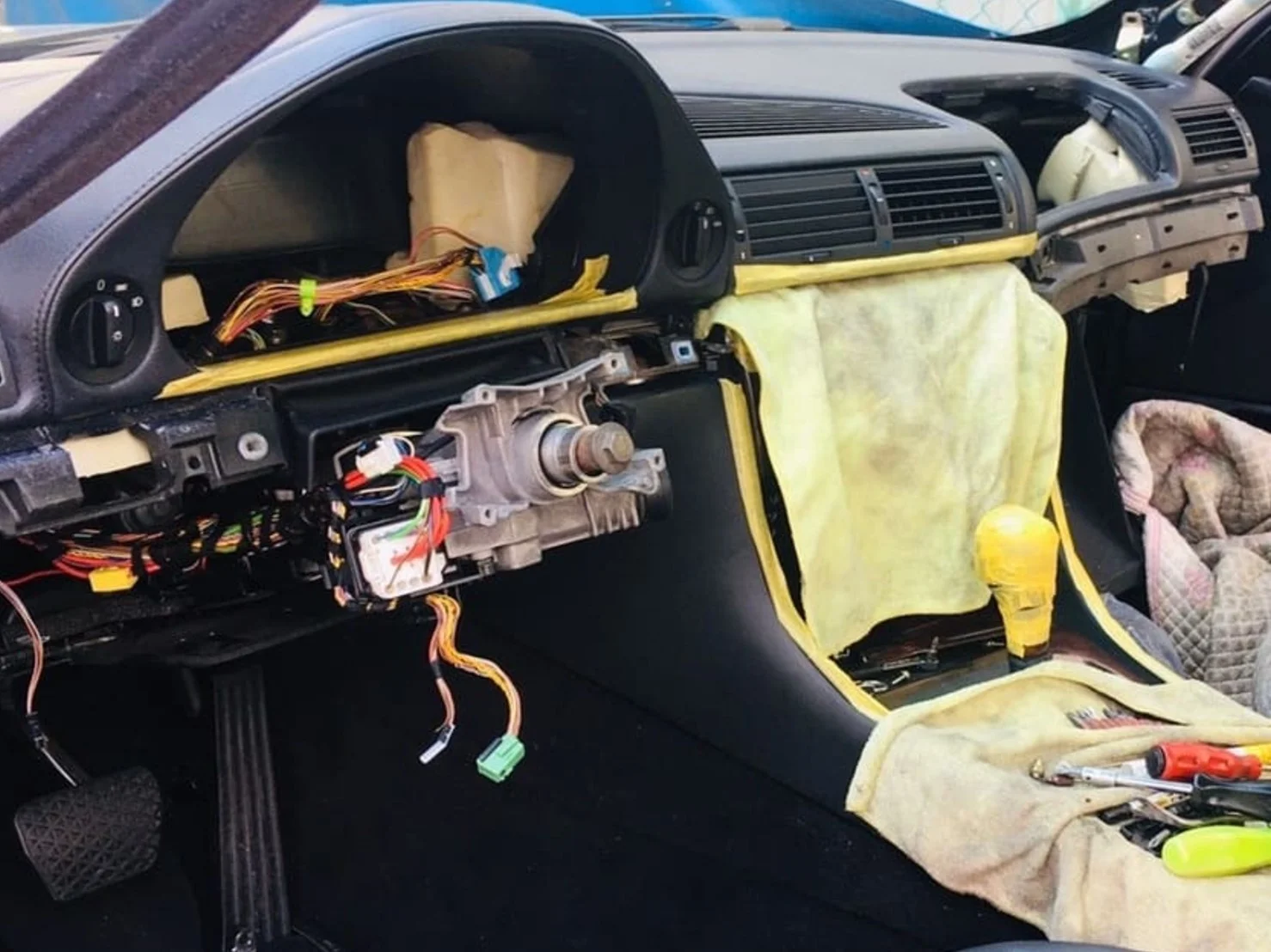 アクセスパネルとグローブボックスを取り外した様子