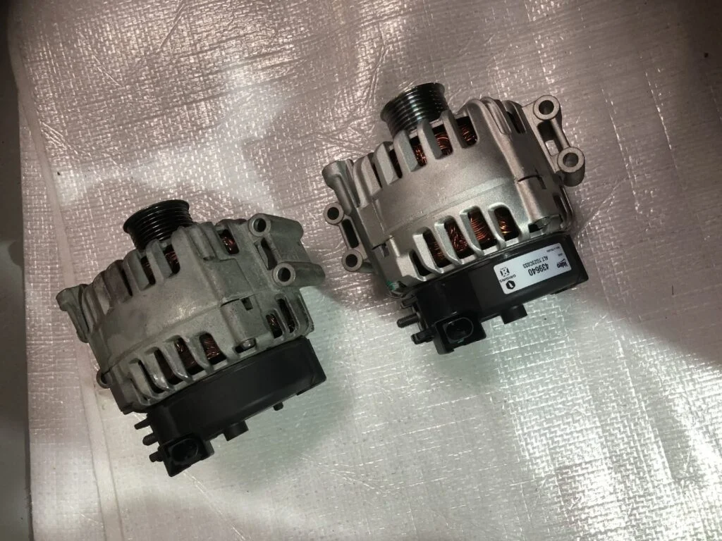 オルタネーター 劣化（左）新品（右）