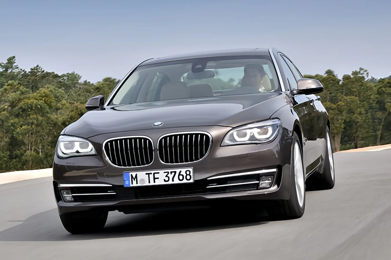 今回、整備をするBMW F01 7シリーズ