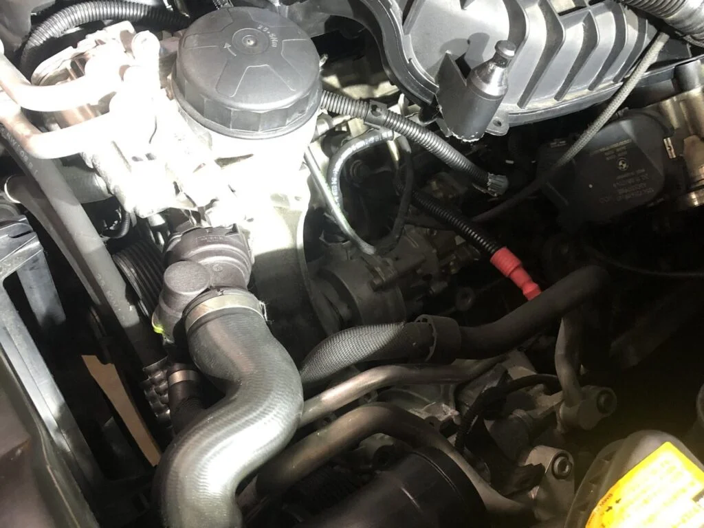 オルタネーターを交換する作業風景