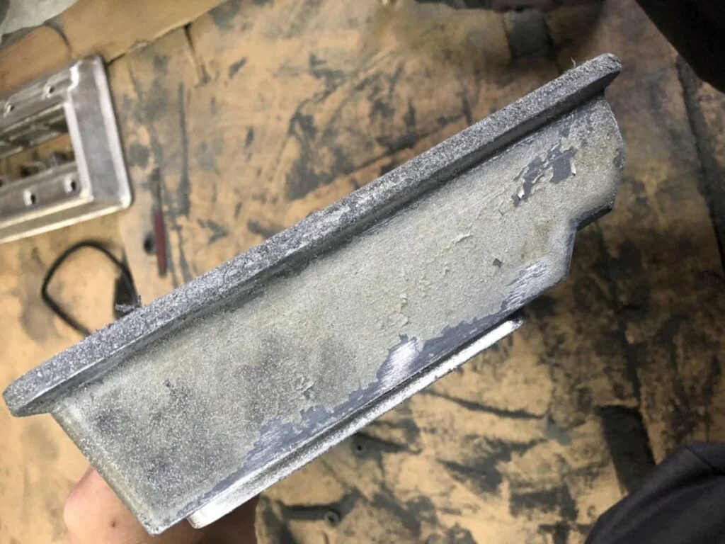 マグネシウムの腐食と純正塗装の剥がれがあるシリンダーヘッドカバー