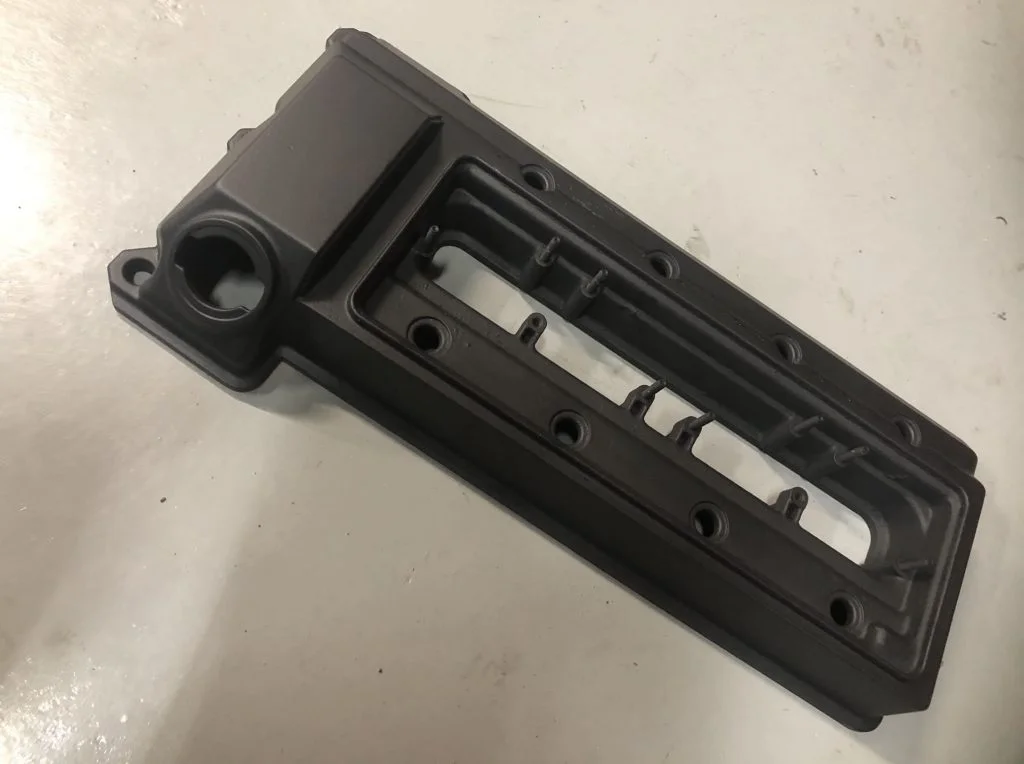 中古のBMW E31 8シリーズ 840ciのシリンダーヘッドカバー