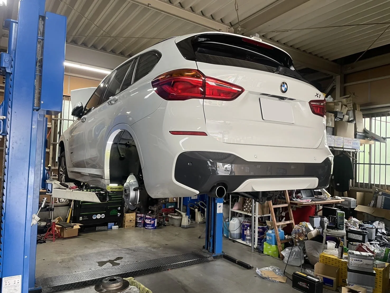 BMW Xシリーズ F48 X1 18iのブレーキディスクローター交換の様子