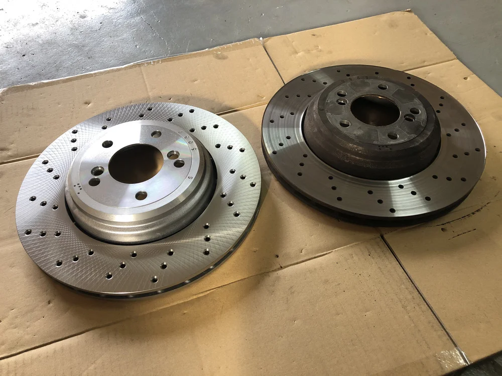 新しいブレーキディスクローター（左）と古いブレーキディスクローター（右）の比較