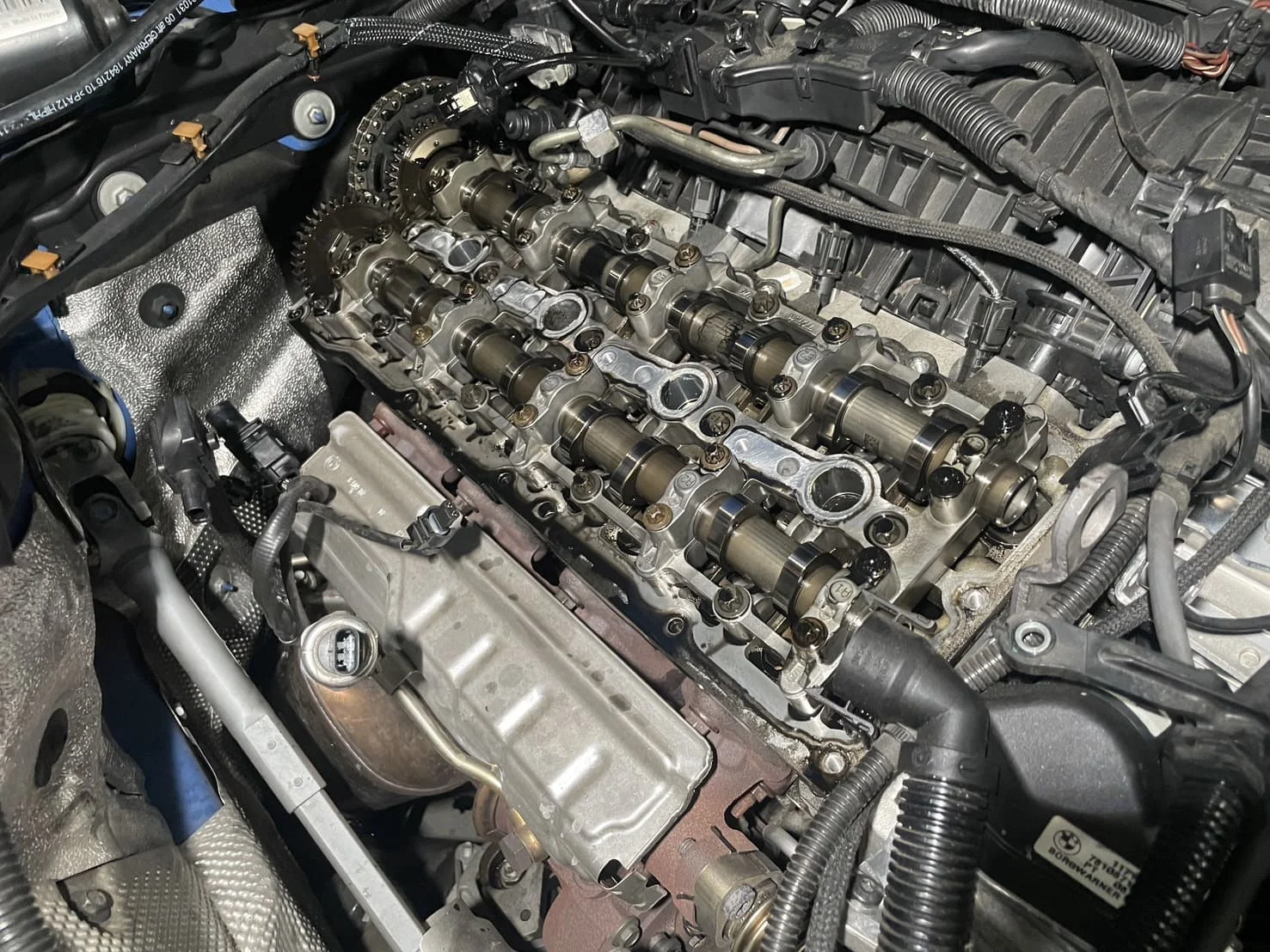 シリンダーヘッドカバーを取り外したBMWのエンジン