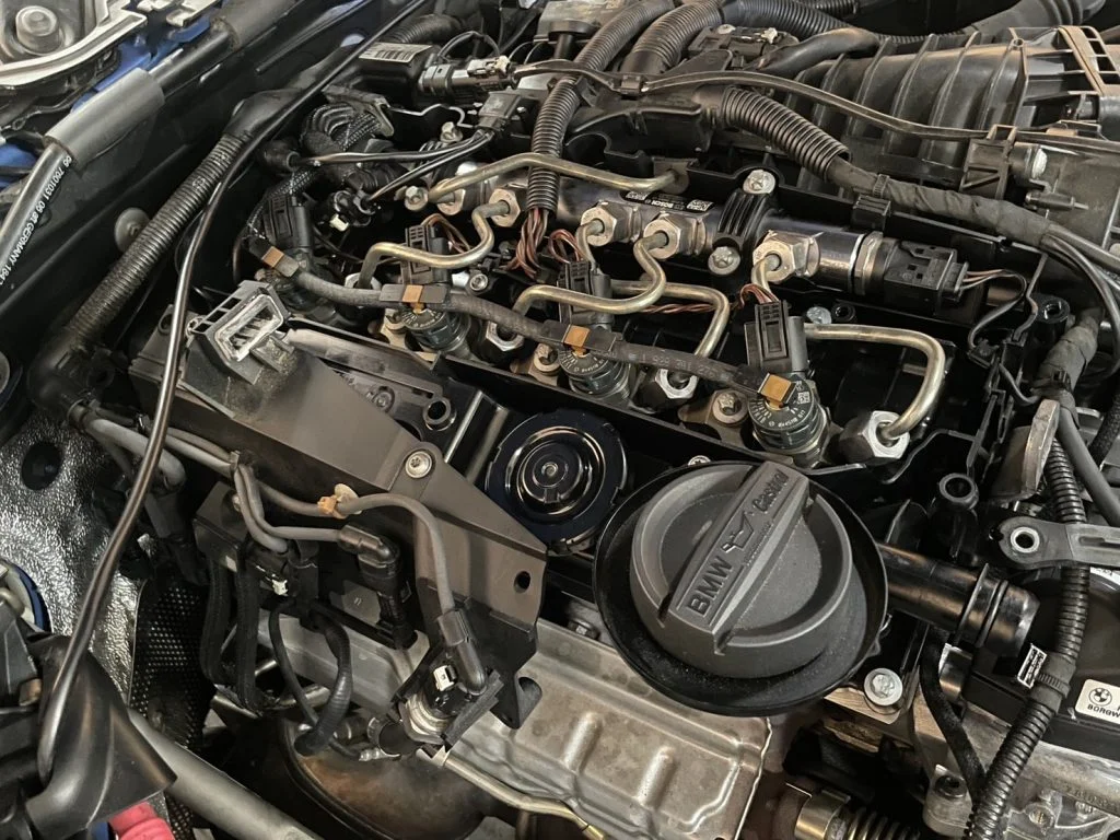 新しいシリンダーヘッドカバーを取り付けたエンジン