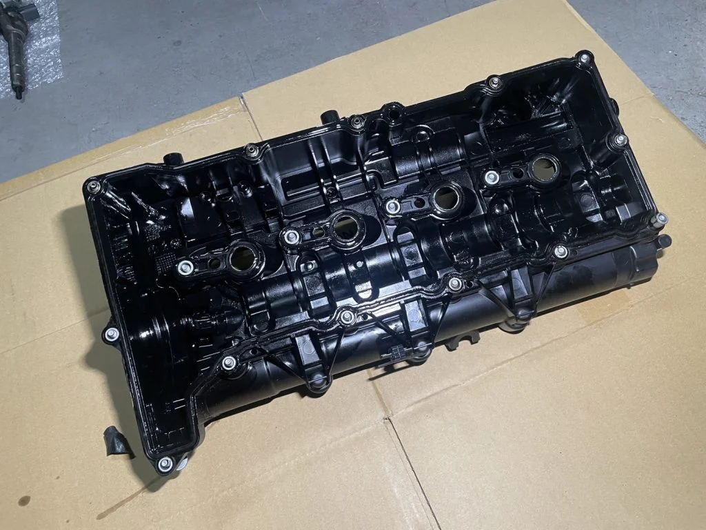 取り外した古いシリンダーヘッドカバー