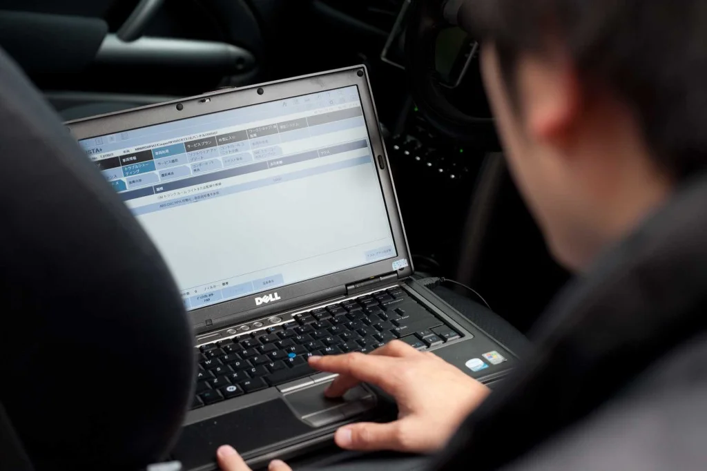 テスターにてBMWを診断している様子