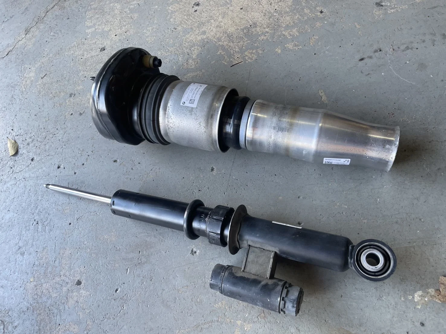 エアスプリングとショックアブソーバーを分解した様子