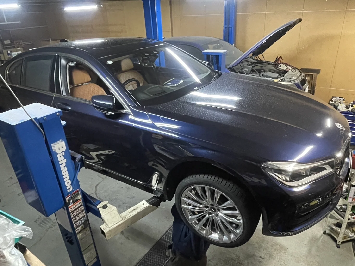 BMW 7シリーズのストラットサスペンション交換作業