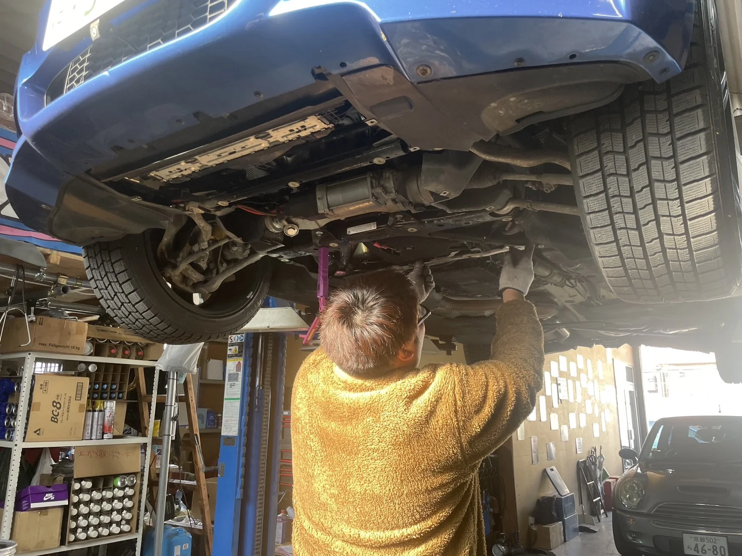 BMW 3シリーズ F31 320dのクランクプーリーを交換する様子