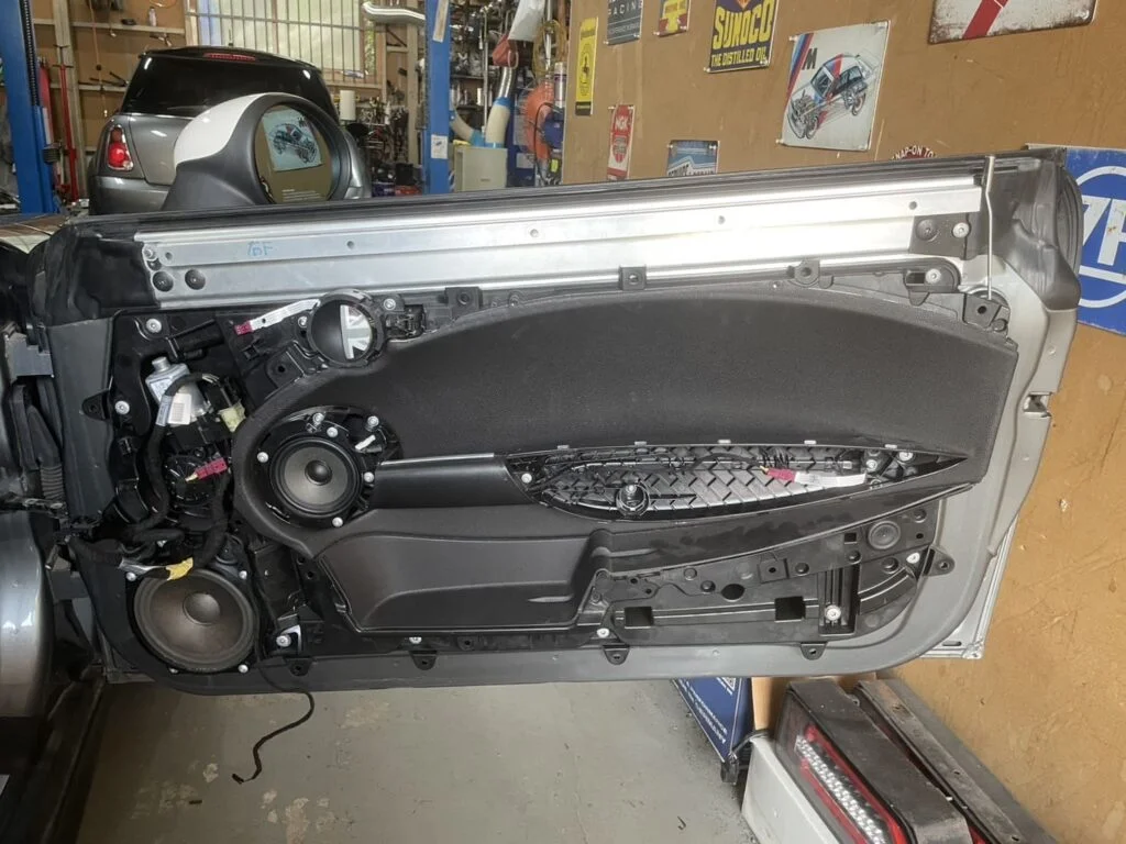 事前にドアトリムカバーを分解しているところ