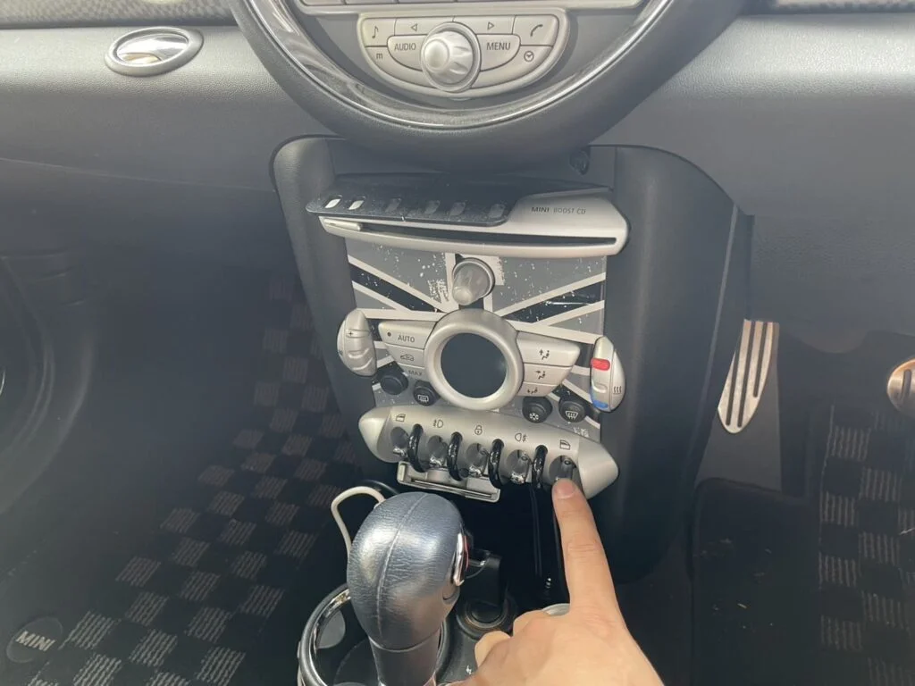 パワーウインドウが途中で止まっているMINI