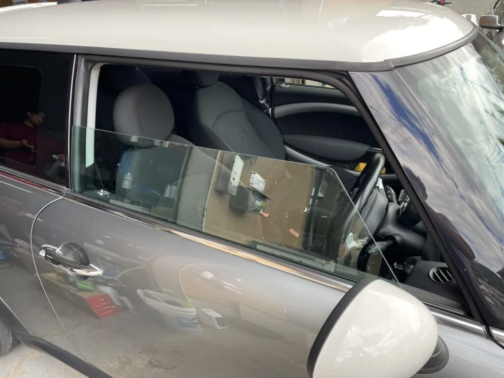 パワーウインドウが途中で止まっているMINI