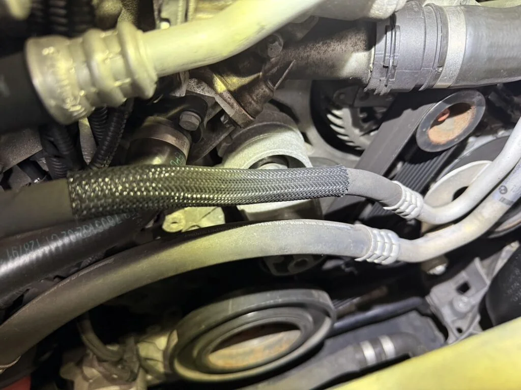 ベルトテンショナー交換前のエンジンルーム