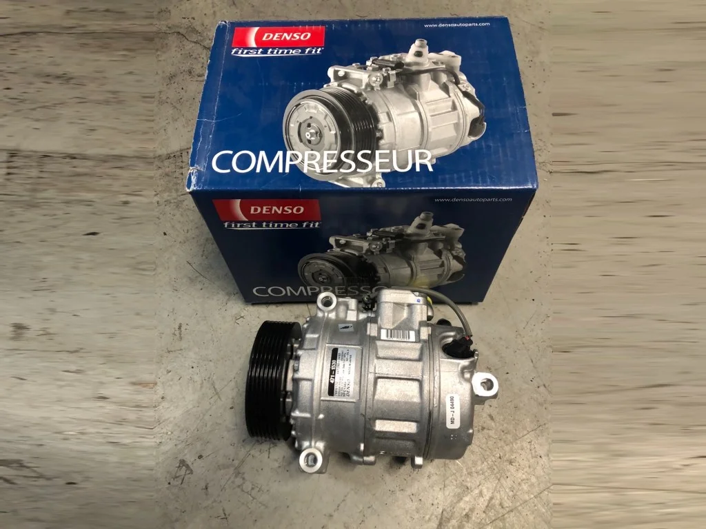 取り外した純正エアコンコンプレッサー