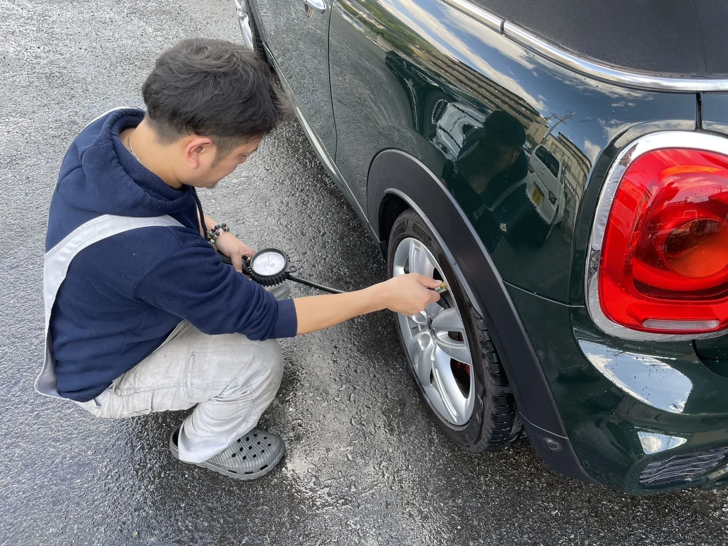 MINIのタイヤの空気圧調整作業