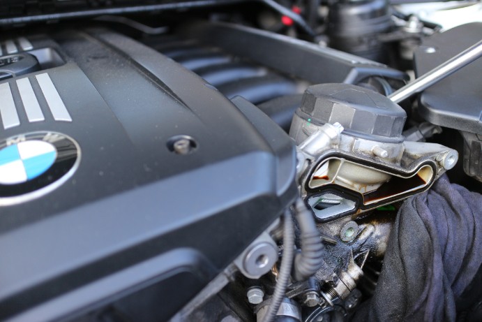 【BMWの修理/点検】BMW E91 3シリーズ 325iのエンジンのオイル漏れ