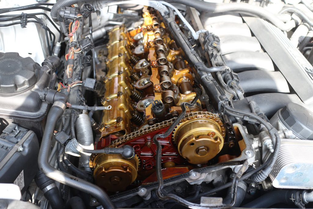 【BMWの修理/点検】BMW E60 5シリーズ 530iのエンジンルームから白煙