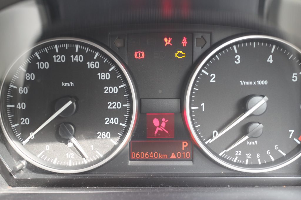 【BMWの修理/点検】BMW E90 3シリーズ 320iのエアバッグの警告灯の点灯