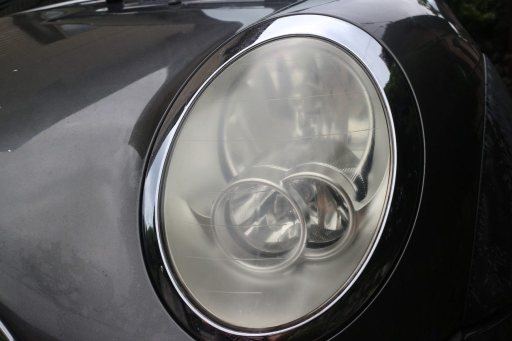 MINIの車検/メンテナンス】ミニクーパー R50のヘッドライトの黄ばみ取りとコーティング | 京都のBMW・MINIの修理/点検、板金/塗装、車検/メンテナンスの整備専門店  - GNARLY automobile