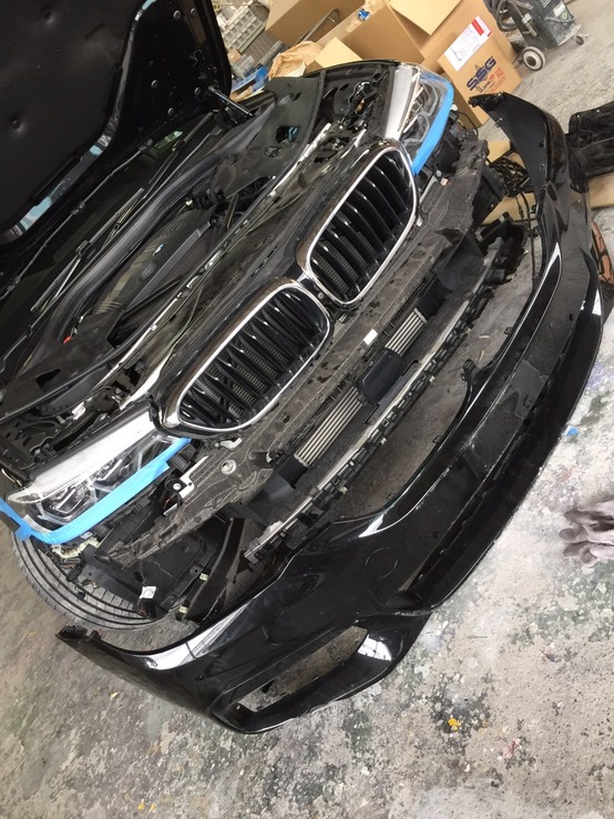 BMW G30 5シリーズ 523dのフロントバンパーの交換および板金塗装のご紹介